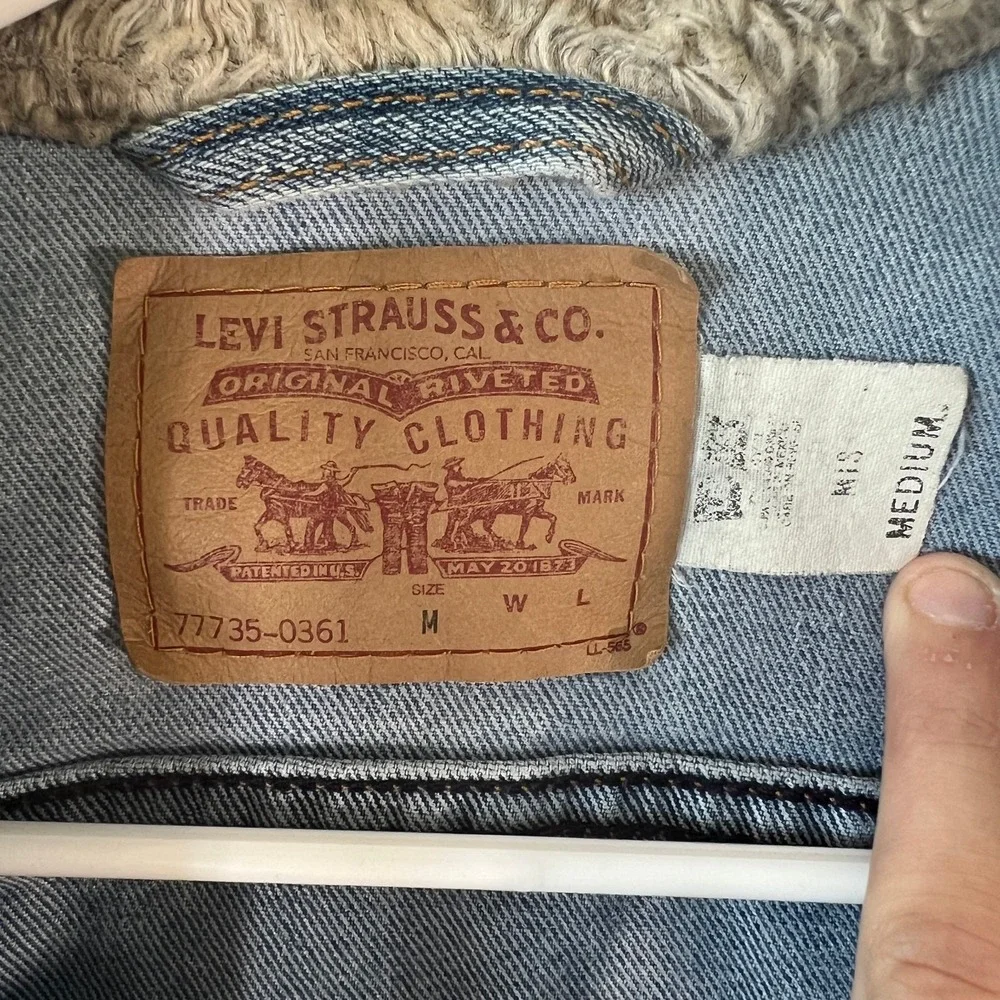 Levi's Women's M Denim Trucker Jacket Blue Button Sherpa Fur Trim 90s‎ Y2k